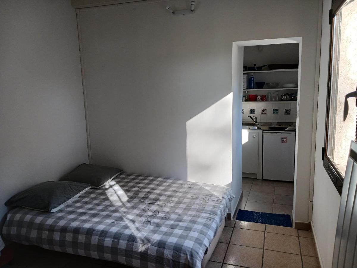 Studio Charmant Et Calme Villeneuve Les Avignon Entree Et Cour Independantes Climatisation Piscine Parking Esterno foto