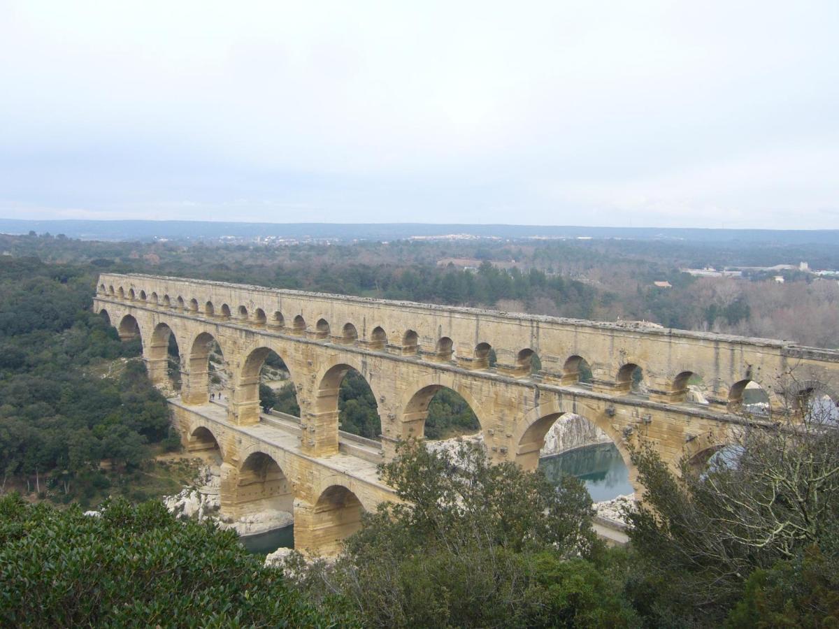 Studio Charmant Et Calme Villeneuve Les Avignon Entree Et Cour Independantes Climatisation Piscine Parking Esterno foto