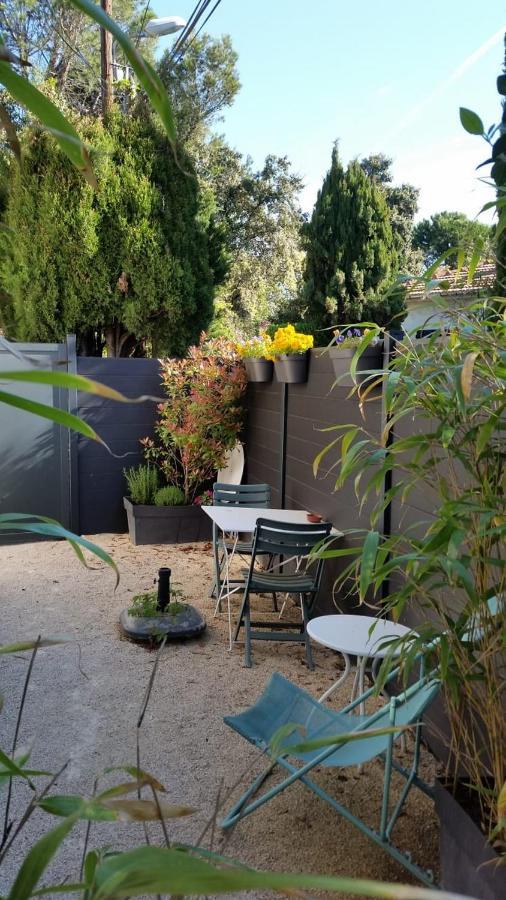Studio Charmant Et Calme Villeneuve Les Avignon Entree Et Cour Independantes Climatisation Piscine Parking Esterno foto