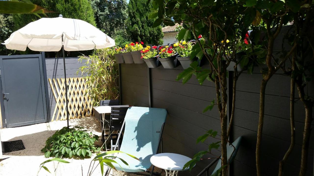 Studio Charmant Et Calme Villeneuve Les Avignon Entree Et Cour Independantes Climatisation Piscine Parking Esterno foto