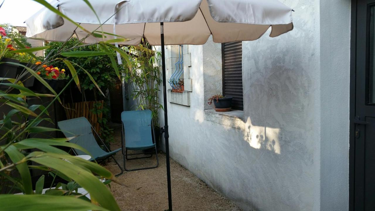 Studio Charmant Et Calme Villeneuve Les Avignon Entree Et Cour Independantes Climatisation Piscine Parking Esterno foto