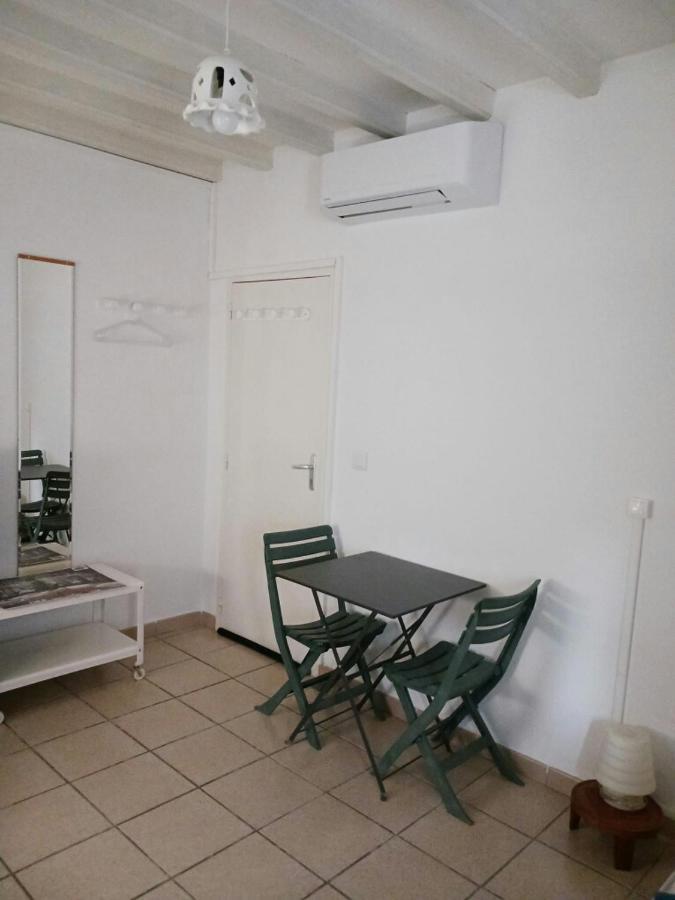 Studio Charmant Et Calme Villeneuve Les Avignon Entree Et Cour Independantes Climatisation Piscine Parking Esterno foto